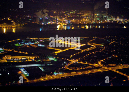 Vue aérienne, Logport centre logistique de nuit, port Duisport, Duisburg, Duisburg, Ruhr, Rhénanie du Nord-Westphalie Banque D'Images