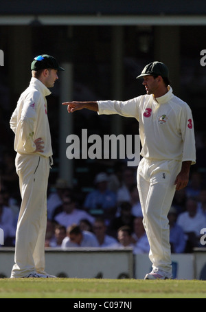 Le capitaine australien Ricky Ponting (droite) avec la Vice-Capitaine Michael Clarke pendant quatre jours du troisième test match. Banque D'Images