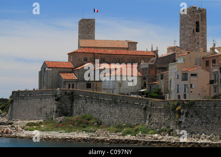 Vieille ville avec la cathédrale et les remparts de la ville, Antibes, Alpes Maritimes, Région Provence Alpes Côte d'Azur, France Banque D'Images