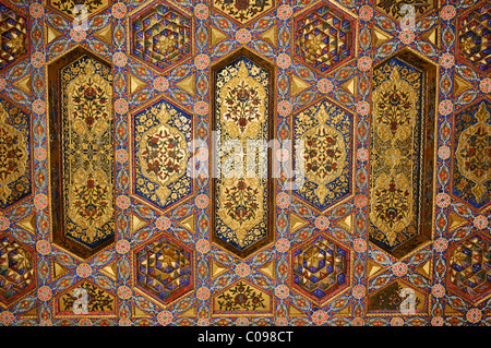 Plafond peint à l'Emir Khudayar Khan Palace, Kokand, Khoqand, Fergana, Route de la soie, l'Ouzbékistan, en Asie centrale Banque D'Images