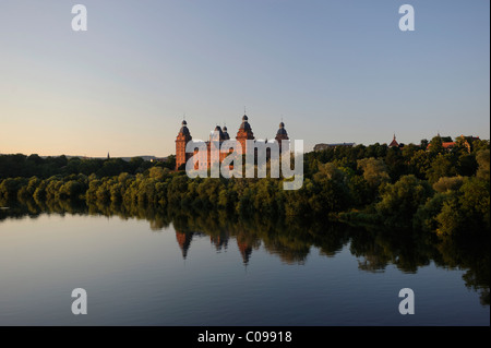 Schloss Johannisburg castle sur les rives du Main, Aschaffenburg, Hesse, Germany, Europe Banque D'Images