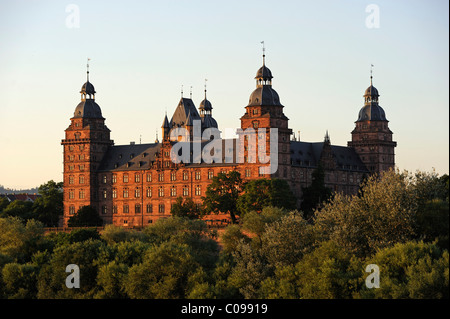 Château de Schloss Johannisburg sur les rives du main, Aschaffenburg, Hesse, Allemagne, Europe Banque D'Images