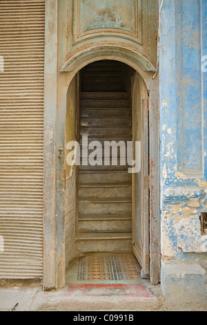Ancienne porte de façon traditionnelle et à l'escalier d'une maison dans une rue latérale, La Havane Cuba Banque D'Images