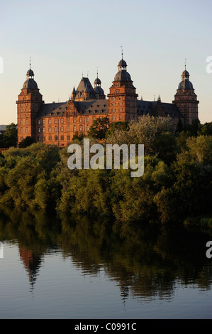 Château de Schloss Johannisburg sur les rives du main, Aschaffenburg, Hesse, Allemagne, Europe Banque D'Images