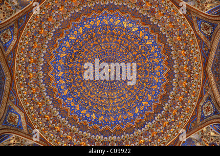 Intérieur de la coupole à Tilya Kori Madrasah, place du Registan à Samarcande, UNESCO World Heritage Site, Route de la soie, l'Ouzbékistan Banque D'Images