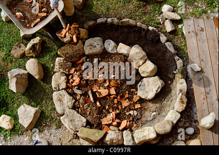 Un Constructiing herb spiral Banque D'Images