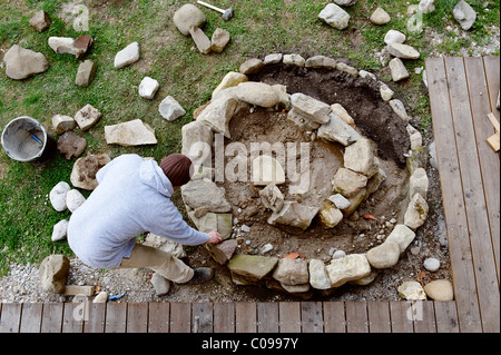 Un Constructiing herb spiral Banque D'Images