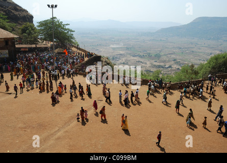 La foule rassemblée à grottes bouddhistes près de Pune Maharashtra , , Inde . L'Asie . Banque D'Images