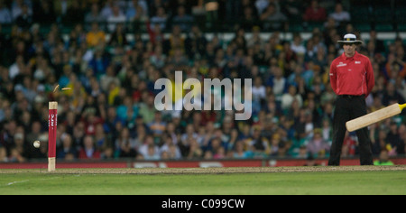 Australian wicket Keeper Brad Haddin s'épuise la Nouvelle-Zélande batteur James Franklin pendant les vingt International20 Banque D'Images