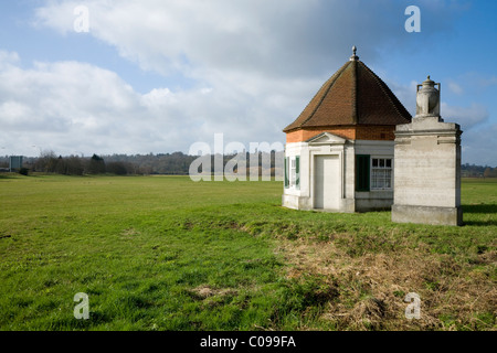 Lutyens Fairhaven Memorial monument en pierre et kiosque pier avec une histoire de Runnymede, inscrit sur elle. Runnymede, Surrey. UK. Banque D'Images