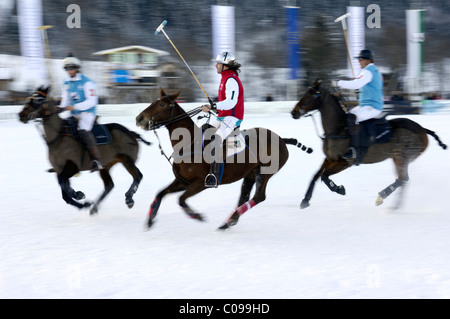 Joueurs se battant pour la balle, l'équipe de l'équipe de Wintertechnik contre Arosa - Onze Voyage, Snow Arena Polo polo Coupe du Monde 2010 Banque D'Images