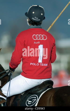 Joueur de Polo à cheval, de l'équipe Audi, Snow Arena Polo World Cup 2010 tournoi de polo, Kitzbühel, Tyrol, Autriche, Europe Banque D'Images