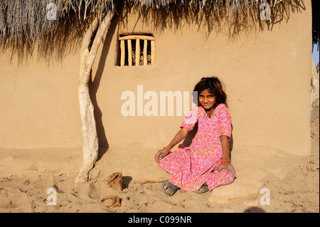 Une petite fille à l'accueil, désert de Thar, Rajasthan, Inde du Nord, Inde, Asie Banque D'Images