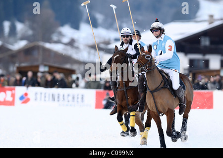 Joueurs de polo, duel de Reto Mario Gaudenzi, gauche, l'équipe de la société Valartis Group contre Thomas, l'hiver, à partir de la droite, l'équipe de Wintertechnik Banque D'Images