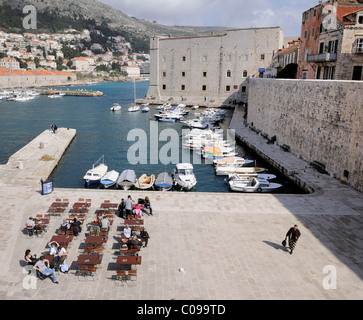 Vue depuis les remparts, sur le vieux port, Dubrovnik, Ragusa, Italy, Europe Banque D'Images