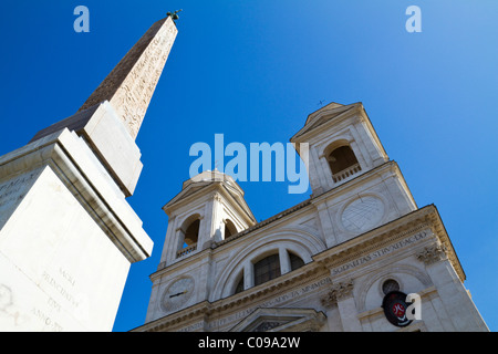 Obélisque et de clochers, près de la place d'Espagne à Rome, Italie, Europe Banque D'Images