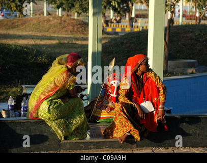 Deux femmes du Rajasthan danseurs sur une pause à Udaipur , Rajasthan , Inde . L'Asie . Banque D'Images