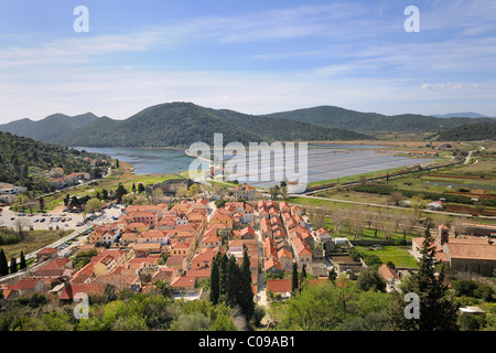 Ville de Ston, marais salants à l'arrière, péninsule de Peljesac, Croatie, Europe Banque D'Images