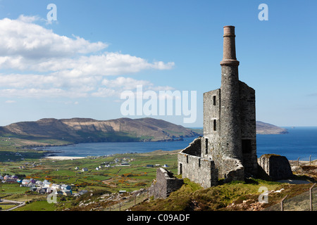 Ruines de la salle des machines d'une mine de cuivre, Allihies, Slieve Miskish Mountains, Péninsule de Beara, County , Irlande, Îles britanniques Banque D'Images