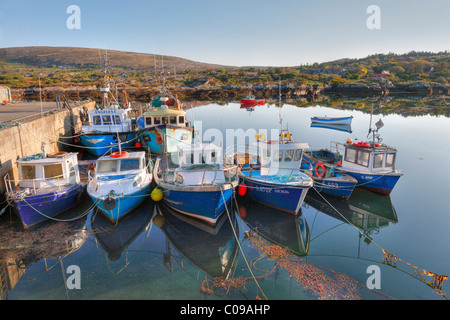 Bateaux de pêche en rivière la Gorge, Eyeries, Péninsule de Beara, County Cork, Ireland, British Isles, Europe Banque D'Images