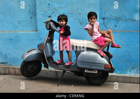 De jeunes enfants jouant sur un scooter, Udaipur, Rajasthan, Inde, Asie Banque D'Images