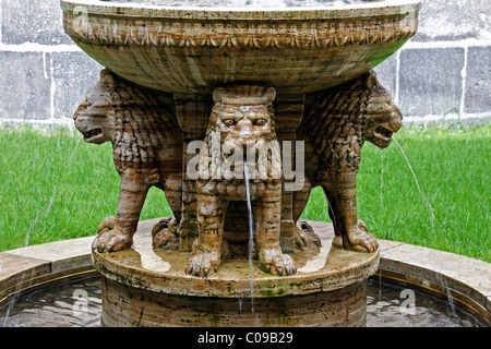 Fontaine du lion dans la soi-disant paradis, portique romane de l'abbaye bénédictine Maria Laach, Eifel, Rhénanie du Nord-Westphalie Banque D'Images