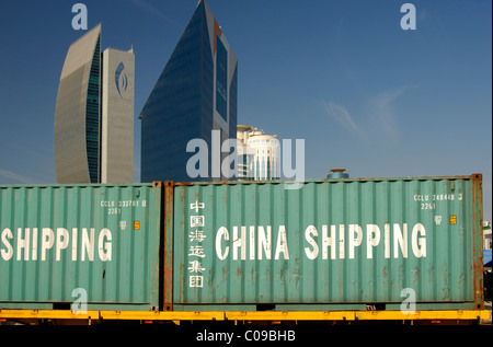 Le récipient de la China Shipping Container Lines Company Limited, CSCL, négociant avec lettrage en anglais et en chinois Banque D'Images