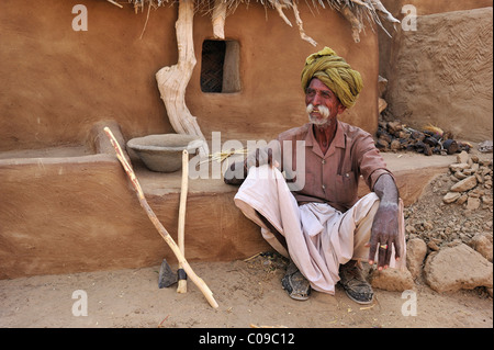 Un homme âgé avec un turban en face de sa maison, désert de Thar, Rajasthan, Inde, Asie Banque D'Images