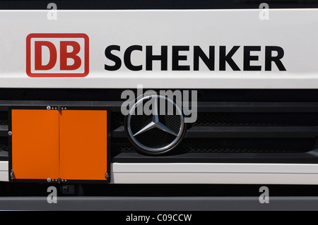 Auvent d'un camion Mercedes Benz par DB Schenker avec un panneau d'avertissement, de transport et de la logistique, de l'Emblème Deutsche Bahn AG Banque D'Images