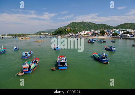 Bateaux de pêche dans le port de Nha Trang, Vietnam, Asie du sud-est Banque D'Images