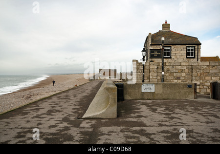 Le Cove Inn Chambre donnant sur plage de Chesil sur Portland, Dorset Banque D'Images