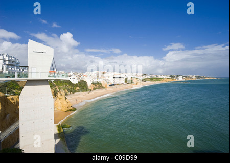 Vue urbaine avec plage et n'Elevador tour Peneco, Albufeira, Algarve, Portugal, Europe Banque D'Images