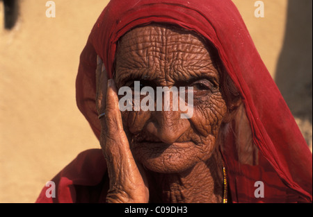 Portrait d'une vieille femme, désert de Thar, Rajasthan, Inde, Asie Banque D'Images