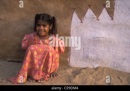 Petite fille en face d'une maison peinte, désert de Thar, Rajasthan, Inde, Asie Banque D'Images