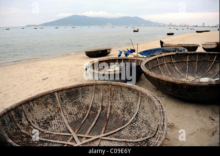 Bateaux ronde typique de la région sur la plage de Danang, le centre du Vietnam, Vietnam, Asie du Sud, Asie Banque D'Images