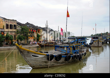 Bateaux de pêche dans le port de Hoi An sur la rivière Thu Bon, Hoi An, Quang Nam, le centre du Vietnam, Vietnam, Asie du Sud, Asie Banque D'Images