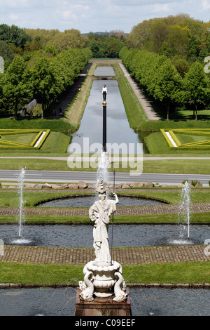 Vue de la statue de Pallas Athéna et Moritzkanal channel, jardins baroques, jardins du spa Kleve, région Niederrhein Banque D'Images