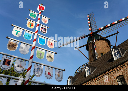 Moulin de Kalkar, poster de blasons en face de la taverne Brauhaus, Kalkar, région du Bas Rhin, Rhénanie du Nord-Westphalie Banque D'Images
