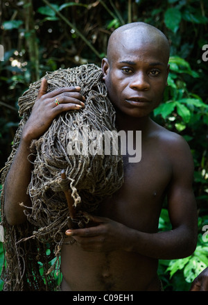 Chasseur pygmée avec le net. Banque D'Images