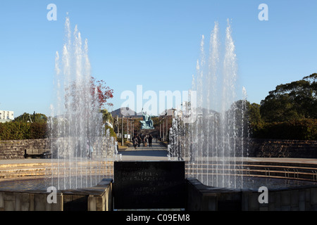 Encadrement cascade peace statue dans le parc de la paix, Urakami, Nagasaki, Kyushu, au Japon. Banque D'Images