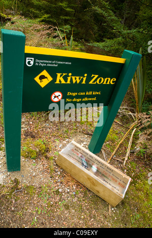 La Nouvelle-Zélande, Southland, Fiordland National Park. Zone Kiwi signe sur l'Kepler super promenade près du lac Manapouri. Banque D'Images