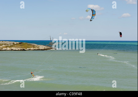 Kite surfer et trabucco, vieille machine de pêche, Gargano, Pouilles, Puglia, Italy, Europe Banque D'Images