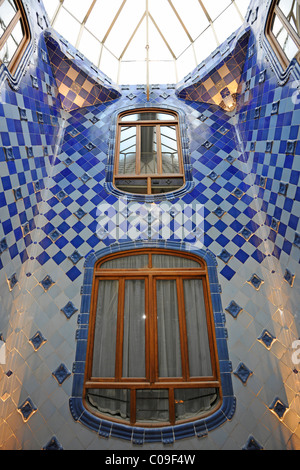 Vue de l'intérieur de l'escalier de la Casa Batllo, conçu par Antoni Gaudi, UNESCO World Heritage Site, Barcelone Banque D'Images