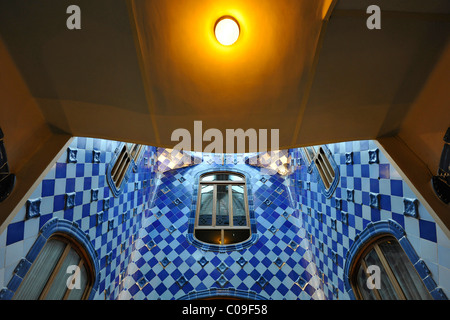 Vue de l'intérieur de l'éclairage de l'escalier, Casa Batllo, conçu par Antoni Gaudi, Site du patrimoine mondial de l'UNESCO Banque D'Images