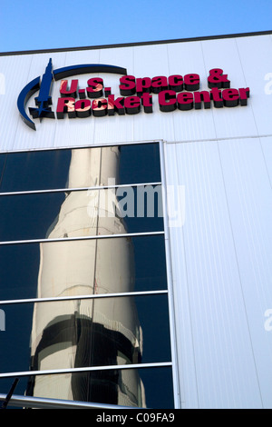 Saturne V mock-up à la Davidson Centre pour l'exploration spatiale à l'US Space and Rocket Center de Huntsville, Alabama, USA. Banque D'Images