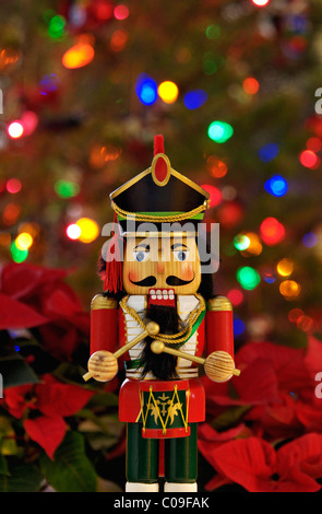 Casse-noisette avec fond de poinsettia et l'arbre de Noël Banque D'Images