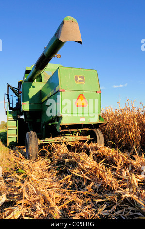 Farmer se prépare à prendre du matériel de récolte récolte de maïs d'un champ sur une ferme de l'Illinois. Hampshire, Illinois, USA. Banque D'Images