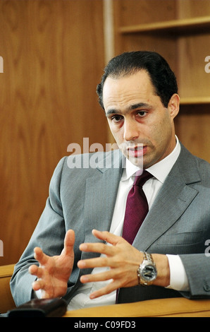 Gamal Moubarak, fils du Président Hosni Moubarak de l'Egypte, dans une interview accordée en 2003 au Caire. Banque D'Images