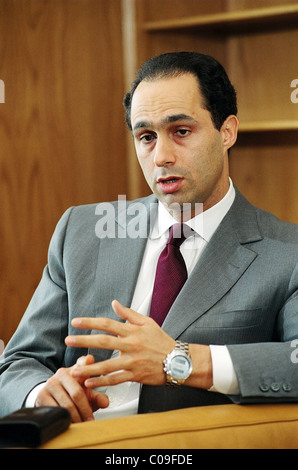 Gamal Moubarak, fils du Président Hosni Moubarak de l'Egypte, dans une interview accordée en 2003 au Caire. Banque D'Images