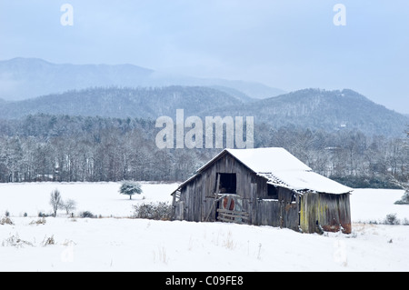 Ancienne grange et neige fraîche avec les Smoky Mountains en arrière-plan dans le comté de Blount, New York Banque D'Images